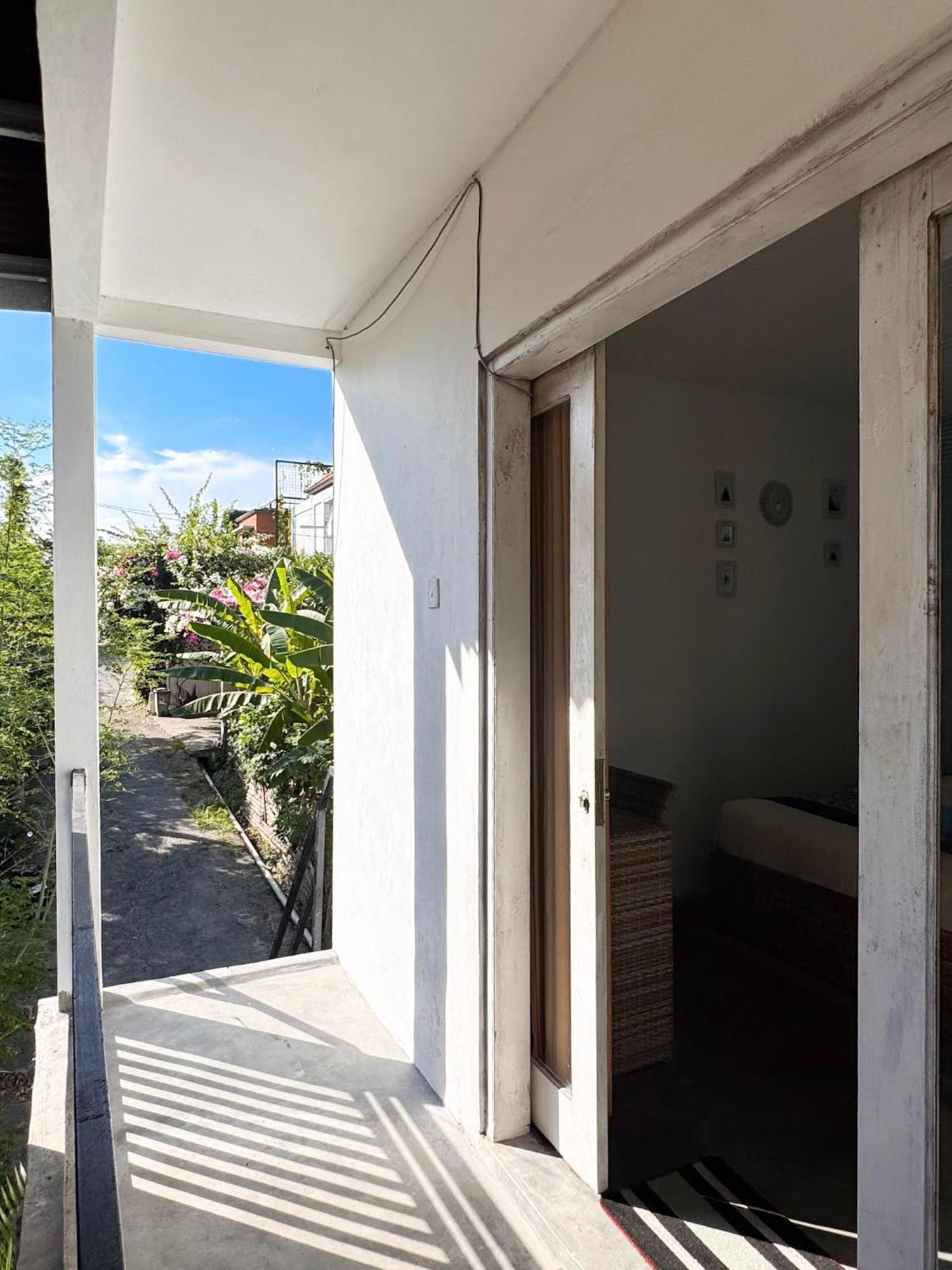 Urban Jungle Beach House Canggu  Exterior photo